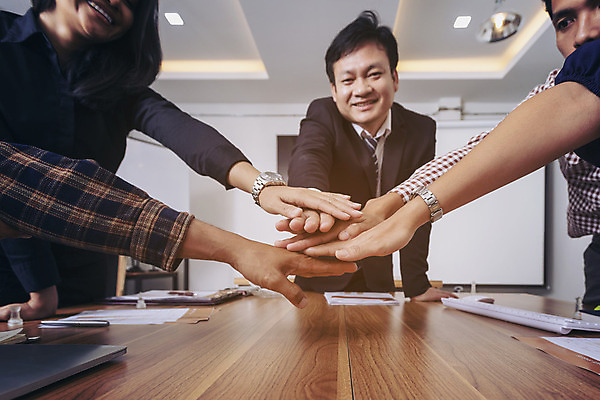 포토 JPG 해외이미지 직업 손 여자 남자 행복 아시아 컨셉 회사 비즈니스 통신 성공 협력 노동자 악수 함께함 관리 사람 성인 세명 사무실 믿음 힘 우정 거래 인사 업무 비즈니스맨 비즈니스우먼 그룹 연결 대표 계약 상업 떨림 동의 지원 해외202008 해외포토 감정 나라 모션 손짓 신체부위 친구 예절 작업 직장인 파일형식