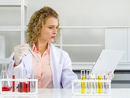 포토 JPG 해외이미지 응시 여자 실험기구 한명 들기 성인 앞모습 연구원 성인여자한명만 신약개발 해외202008 해외포토 직업 1 시선 뷰포인트 과학 모션 사람 개발 여자한명만 성인여자만 파일형식 신약_의학