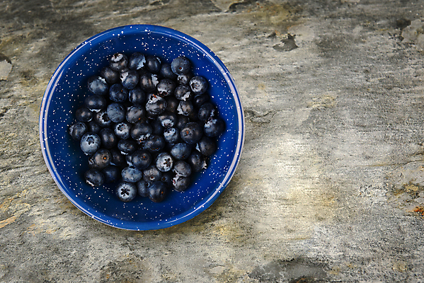 포토 JPG 해외이미지 열매 음식 과일 탁자 건강 사람없음 파란색 주방 신선 사발 달콤 맛 정상 계산대 유기농 블루베리 머리위 내추럴 석판 숙성 정물화 카피스페이스 맛있는 해외202008 흩어짐 해외포토 식물 웰빙 컬러 가구 컨셉 공백 사기그릇 그림 파일형식