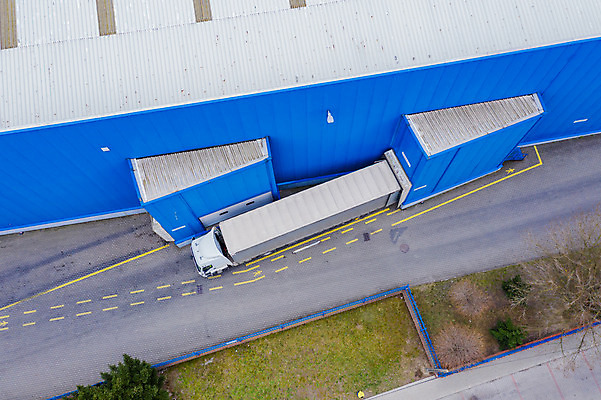 포토 JPG 해외이미지 산업 도로 비즈니스 교통시설 안테나 사람없음 건물 화물 상품 주식 창고 상업 머리위 지역 트랙터 수납 짐차 무거움 트레일러 슈퍼마켓 드론 로딩 수입 조감도 터미널 해외202008 해외포토 건축물 길 교통 통신 자동차 금융 상점 운송업 무게 농기계 시설 특수차량 파일형식