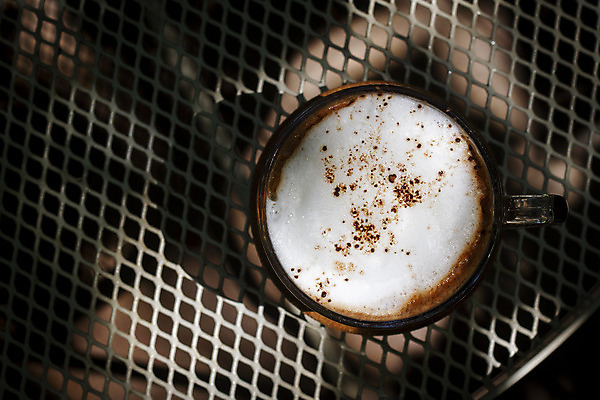 포토 JPG 해외이미지 주간 실내 사람없음 하이앵글 커피잔 카푸치노 야외테이블 해외202008 해외포토 자연요소 커피 뷰포인트 탁자 잔 내부 파일형식