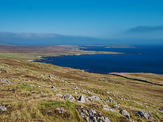 포토 JPG 해외이미지 바다 여행 자연 하늘 파노라마 풍경 사람없음 야외 초록색 물 여름 파란색 만 언덕 멀리 내추럴 스코틀랜드 해외202008 해외포토 자연요소 계절 컬러 영국 촬영기법 생태계 파일형식