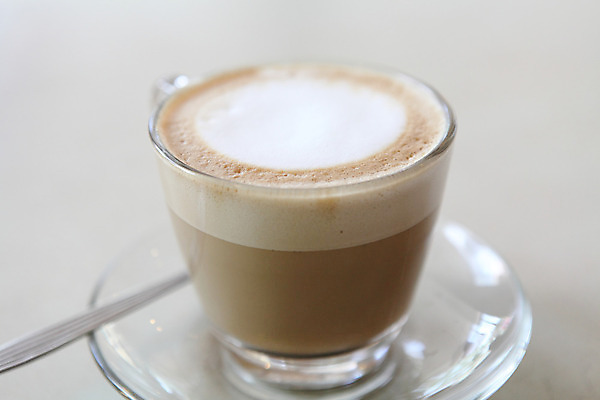 포토 JPG 해외이미지 잔 실내 사람없음 아웃포커스 티스푼 컵받침 흰배경 카푸치노 해외202008 해외포토 식기 커피 백그라운드 촬영기법 내부 숟가락 흰색 받침대 파일형식