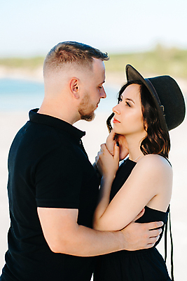 포토 JPG 해외이미지 나무 커플 드레스 남자 모래 바다 맨발 하늘 함께함 두명 물 파란색 달리기 검은색 산책 기쁨 자유 흰색 청바지 발자국 해외202008 해외포토 자연요소 식물 옷 감정 컬러 컨셉 바지 관계 자국 모션 발 휴식 사람 파일형식