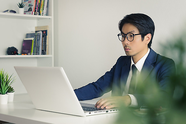 포토 JPG 해외이미지 직업 남자 인터넷 통신 모바일 노동자 직장 한국 한명 사람 동양인 정장 금융 노트북 스마트폰 핸드폰 컴퓨터 일본 공책 중국 업무 비즈니스맨 네트워크 상담원 연결 무선전화기 전화기 서비스 상담 경영자 바쁨 온라인 심각 해외202008 해외포토 1 옷 아시아 컨셉 회사 비즈니스 문구용품 인종 경제 전자제품 스마트기기 작업 직장인 사무원 리더 파일형식