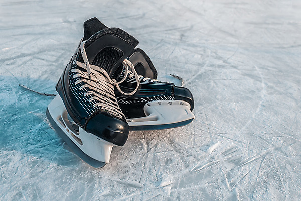 포토 JPG 해외이미지 직업 라이프스타일 커플 옷 계절 공원 스포츠 운동화 신발 겨울 놀이 거리 부츠 경기 사람없음 야외 파란색 달리기 유행 냉동 얼음 검은색 경기장 장비 추위 스케이팅 게임 흰색 칼날 놀이터 가죽 오브젝트 서리 소재 하키 거짓말 고립 규율 옛날 눈내림 스타일 해외202008 해외포토 자연요소 공공시설 컬러 스포츠시설 관계 모션 겨울스포츠 눈_날씨 생활 구기 파일형식