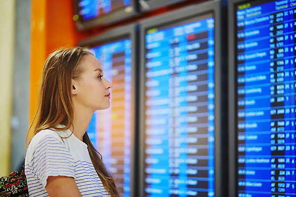 포토 JPG 해외이미지 백인 학생 여행 이동 배낭 통신 교통시설 휴가 한명 사람 성인 금발 여행객 여행가방 정보 프랑스 짐 흰색 판넬 우아함 시간표 공항 도착 항공 출발 문서 출퇴근 여권 승객 프랑스어 취소 수하물 체크인 터미널 통근 해외202008 해외포토 서양인 문자 1 헤어스타일 유럽 컬러 교통 컨셉 가방 비즈니스 계획 시설 출근 파일형식