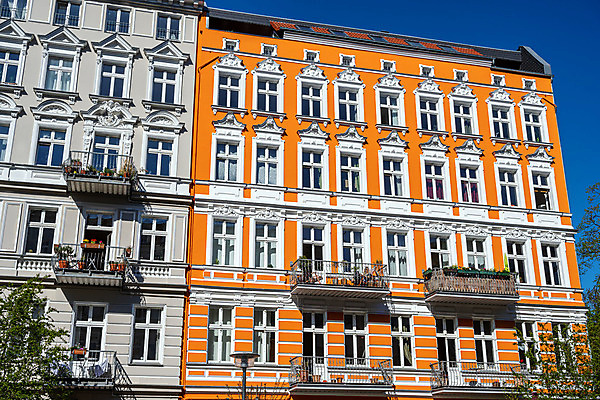 포토 JPG 해외이미지 디자인 외관 유럽 벽 건축양식 창문 벽돌 아파트 주택 독일 사람없음 야외 건물 빨간색 컬러풀 노란색 발코니 바위 도시 역사 재산 고급 타운 베를린 썩음 옛날 진짜 개조 해외202008 해외포토 건축물 건축 나라 컬러 컨셉 금융 돌_바위 파일형식