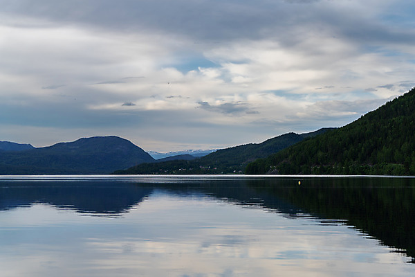 포토 JPG 해외이미지 나무 구름 호수 바다 섬 백그라운드 자연 하늘 휴식 산 파노라마 노르웨이 풍경 사람없음 야외 초록색 물 파란색 반사 화목 일몰 새벽 하이킹 안개 가을 북쪽 아일랜드 내추럴 스칸디나비아 수평선 해외202008 해외포토 자연요소 식물 계절 유럽 컬러 컨셉 레저 날씨 촬영기법 노을 방향 생태계 파일형식