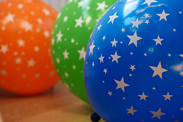 포토 JPG 해외이미지 템플릿 기념일 행복 백그라운드 휴가 기념 이벤트 사람없음 목재 장식 컬러풀 파티 축제 활발 시골 축하 신용카드 생일 초대 풍선 카피스페이스 해외202008 해외포토 나무 감정 컬러 컨셉 재료 금융 공백 파일형식