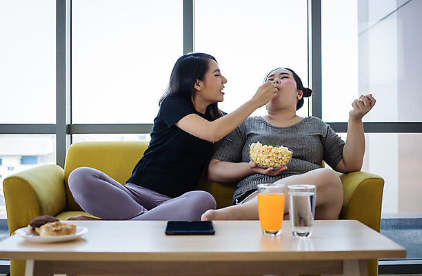 포토 JPG 해외이미지 백인 라이프스타일 여자 행복 음식 다이어트 휴식 주택 실내 건강 사람 앉기 동양인 성인 두명 소파 일본 텔레비전 식사 잡기 맛 폐기물 큼 먹기 배고픔 비만 손목시계 속도 인도네시아 칼로리 굴곡 해로움 맛있는 해외202008 해외포토 서양인 감정 아시아 시계 컨셉 의자 장신구 모션 인종 내부 건물 생활 전자제품 쓰레기 크기 몸매 파일형식