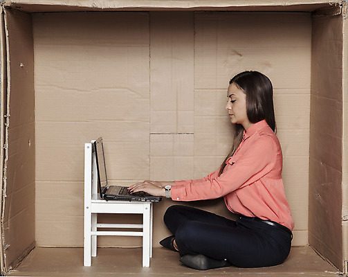 포토 JPG 해외이미지 전신 백인 여자 의자 한명 성인 옆모습 노트북 상자 사무실 업무 비즈니스우먼 가부좌 갇힘 답답함 성인여자한명만 해외202008 해외포토 서양인 1 뷰포인트 가구 비즈니스 모션 사람 앉기 전자제품 작업 직장인 감각 여자한명만 성인여자만 파일형식