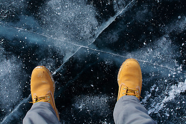 포토 JPG 해외이미지 계절 남자 호수 여행 백그라운드 신발 발 표면 거리 부츠 서기 사람 사람없음 야외 냉동 얼음 산책 하이킹 젖음 쌍 보행로 우아함 닫기 위험 오솔길 시티라이프 양발 해외202008 해외포토 자연요소 라이프스타일 길 컨셉 모션 레저 휴식 신체부위 파일형식