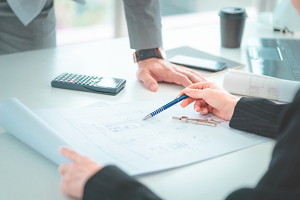 포토 JPG 해외이미지 직업 손 비즈니스 건축양식 탁자 노동자 안전 사람 사람없음 건물 사무실 업무 비즈니스맨 엔지니어 계획 헬멧 건축가 책상 경영자 공학 건축업자 계약자 프로젝트 해외202008 해외포토 건축물 교육 남자 건축 가구 컨셉 신체부위 작업 직장인 기술자 보호장비 계약 리더 파일형식