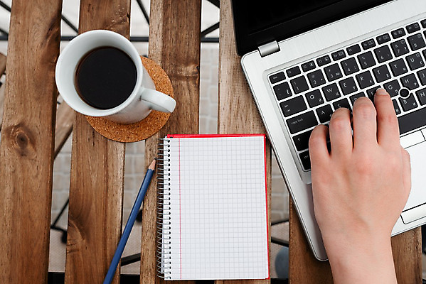 포토 JPG 해외이미지 라이프스타일 가구 통신 모바일 직장 사람없음 스마트폰 핸드폰 컴퓨터 사무실 디지털 스크린 모니터 공백 터치 타이핑 키보드 업무 플랫 연결 휴대용 책상 전자 언론 클릭 온라인 관심 스타일 카피스페이스 해외202008 해외포토 생활용품 회사 비즈니스 생활 전자제품 스마트기기 작업 오브젝트 파일형식