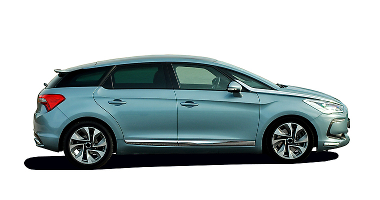 포토 JPG 해외이미지 접시 디자인 비즈니스 창문 가족 교통시설 자동차 유리 성공 새로움 그림자 사람없음 옆모습 빨간색 초록색 빛 문 금속 공연 운전 에너지 흰색 4 고급 휘발유 작음 타이어 연료 엔진 고립 자동 철강 효율 안락 해외202008 해외포토 식기 육상교통 뷰포인트 컬러 교통 컨셉 관계 모션 재질 이벤트 숫자 석유 크기 시설 파일형식