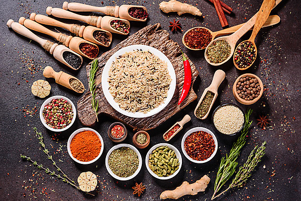 포토 JPG 해외이미지 잎 재료 탁자 사람없음 숟가락 양념 조미료 고수 가루 허브 소금 후추 카레 생강 바질 로즈메리 시나몬 강황 해외202008 해외포토 식물 음식 가구 채소 식재료 수저 향신료 향미료 파일형식