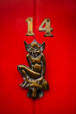 포토 JPG 해외이미지 디자인 영어 얼굴 조각 백그라운드 건축양식 날씨 출입구 잉글랜드 주택 손잡이 사람없음 야외 목재 장식 빨간색 숫자 머리 문 금속 수확 골동품 클래식 악마 철 심볼 묘사 오브젝트 부식 대문 청동 고딕 노크 놋쇠 몬스터 사생활 세기 옛날 철강 브렉시트 해외202008 해외포토 나무 문자 건축 컬러 컨셉 농업 재료 모션 재질 영국 건물 신체부위 경제 파일형식