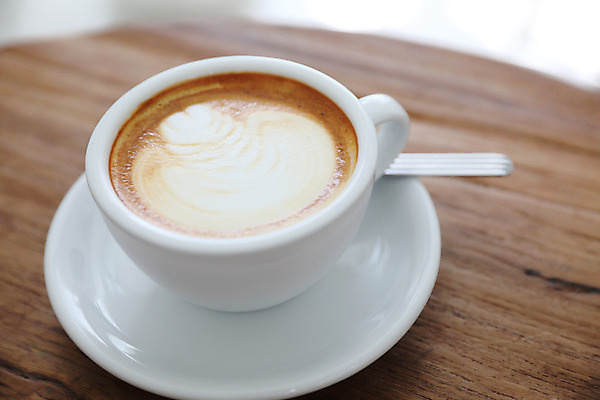 포토 JPG 해외이미지 실내 사람없음 아웃포커스 커피잔 컵받침 카푸치노 나무탁자 해외202008 해외포토 커피 탁자 잔 촬영기법 내부 받침대 파일형식