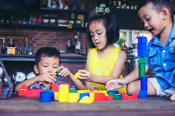 포토 JPG 해외이미지 백인 라이프스타일 교육 행복 어린이 백그라운드 장난 놀이 함께함 창조 미소 앉기 소년 세명 학습 컬러풀 장난감 블록 유치원 놀이방 방 게임 흰색 아기 놀이터 작음 개발 걸음마 해외202008 해외포토 서양인 남자 감정 컬러 컨셉 모션 표정 사람 생활 크기 파일형식