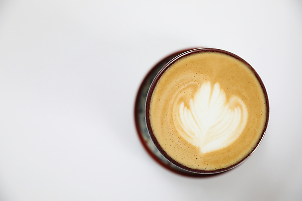 포토 JPG 해외이미지 실내 사람없음 하이앵글 커피잔 컵받침 흰배경 카푸치노 해외202008 해외포토 커피 뷰포인트 백그라운드 잔 내부 흰색 받침대 파일형식