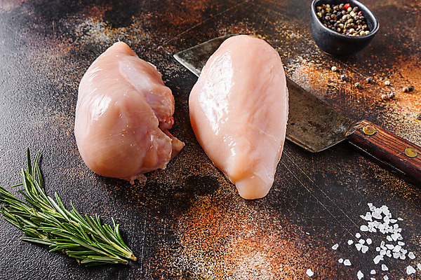 포토 JPG 해외이미지 그릇 생고기 사람없음 칼 소금 로즈메리 닭가슴살 통후추 해외202008 해외포토 식기 육류 닭고기 허브 후추 파일형식