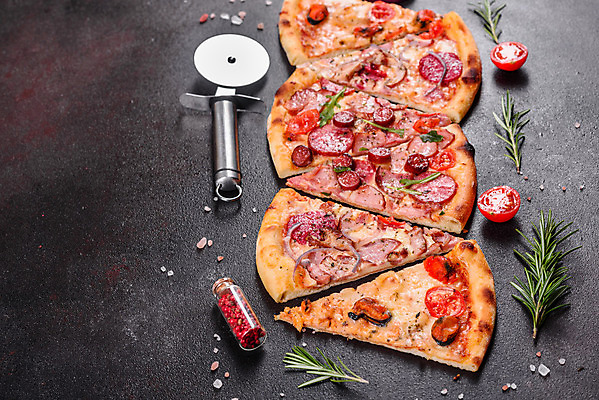 포토 JPG 해외이미지 전통 음식 조각 백그라운드 토마토 채소 탁자 치즈 피자 패스트푸드 육류 요리 사람없음 목재 식당 식사 저녁식사 버섯 이탈리아 껍질 시골 뜨거움 소시지 닫기 이탈리아음식 맛 정상 굽기 허브 속도 매움 햄 레시피 후추 바질 모짜렐라치즈 살라미 페퍼로니 해로움 핸드메이드 맛있는 해외202008 해외포토 나무 식물 유럽 가구 컨셉 식재료 재료 모션 유제품 서양음식 상점 가공식품 인스턴트 구이 향신료 파일형식