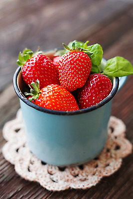 포토 JPG 해외이미지 딸기 사람없음 컵 담기 나무탁자 해외202008 해외포토 식기 과일 모션 탁자 파일형식