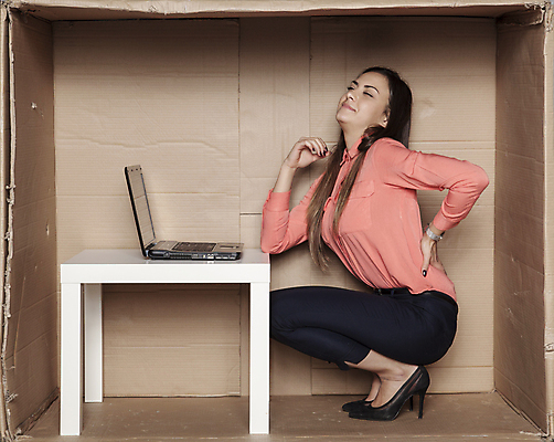 포토 JPG 해외이미지 전신 백인 여자 탁자 한명 성인 옆모습 노트북 상자 사무실 업무 비즈니스우먼 전화기 갇힘 답답함 성인여자한명만 해외202008 해외포토 서양인 1 뷰포인트 가구 비즈니스 모션 사람 전자제품 작업 직장인 감각 여자한명만 성인여자만 파일형식