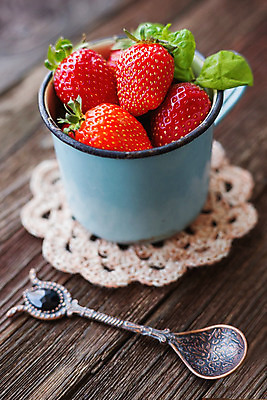 포토 JPG 해외이미지 딸기 사람없음 컵 숟가락 머그컵 코스터 해외202008 해외포토 식기 과일 수저 컵받침 파일형식