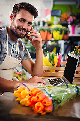 포토 JPG 해외이미지 백인 남자 꽃 탁자 한명 앉기 20대 성인 노트북 스마트폰 앞치마 꽃집 통화 성인남자한명만 해외202008 해외포토 서양인 식물 1 가구 모션 사람 청년 전자제품 핸드폰 스마트기기 상점 남자한명만 성인남자만 파일형식