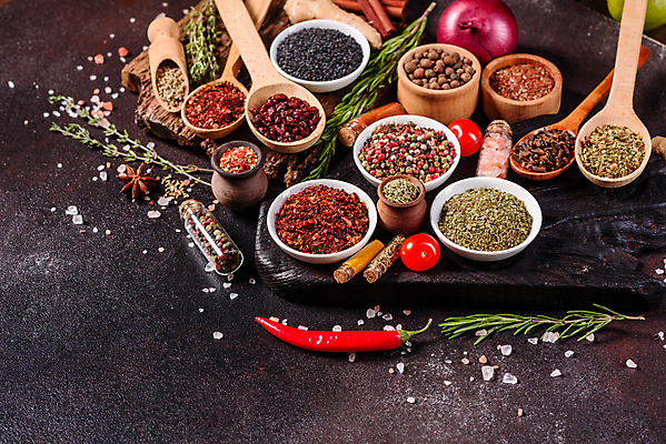 포토 JPG 해외이미지 잎 재료 탁자 사람없음 숟가락 양념 조미료 고수 가루 허브 소금 후추 카레 생강 바질 로즈메리 시나몬 강황 해외202008 해외포토 식물 음식 가구 채소 식재료 수저 향신료 향미료 파일형식