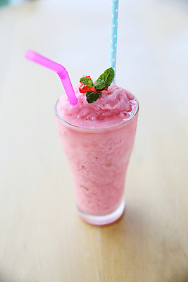 포토 JPG 해외이미지 음료 분홍색 과일 딸기 디저트 사람없음 달콤 밀크쉐이크 스무디 해외202008 해외포토 음식 컬러 맛 쉐이크 파일형식