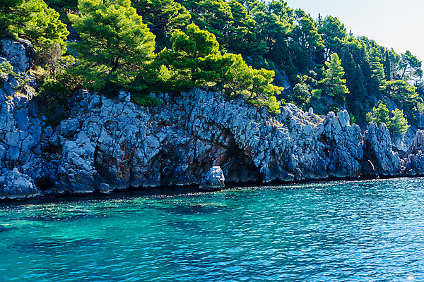 포토 JPG 해외이미지 나무 구름 바다 여행 하늘색 자연 하늘 산 풍경 경사 사람없음 야외 초록색 물 여름 햇빛 태양 반사 도시 만 보트 서핑 휴양지 노려봄 몬테네그로 생태학 석회암 터키석 수평선 해외202008 해외포토 자연요소 식물 계절 교육 컬러 배_교통 표정 파란색 장소 암석 수상스포츠 보석 생태계 파일형식
