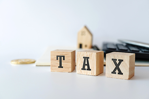 포토 JPG 해외이미지 디자인 돈 비즈니스 텍스트 탁자 주택 타이포그라피 사람없음 금융 경제 단어 블록 계산기 자유 정보 흰색 메시지 재산 큐브 사인 회계 세금 과세 해외202008 해외포토 문자 컬러 가구 컨셉 문구용품 건물 장비 파일형식