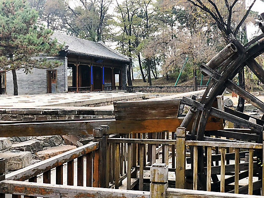 포토 JPG 해외이미지 외관 공원 아시아 여행 건축양식 자연 휴가 풍경 사람없음 목재 물 강 반사 갈색 여행객 중국 힘 궁전 흐름 에너지 수확 골동품 바위 시골 바퀴 재산 휴양지 회전 장면 방문 천연기념물 방앗간 되감기 옛날 해외202008 해외포토 자연요소 나무 공공시설 건축 나라 컬러 컨셉 고건축 농업 재료 사람 금융 장소 돌_바위 생태계 파일형식