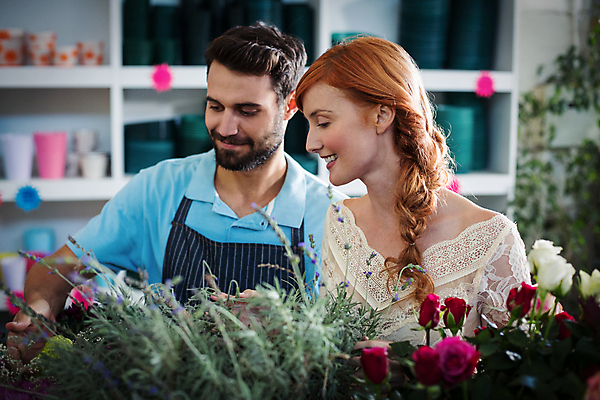 포토 JPG 해외이미지 백인 여자 남자 꽃 실내 서기 20대 성인 두명 30대 앞치마 꽃집 성인만 해외202008 해외포토 서양인 식물 모션 사람 청년 내부 장년 상점 파일형식