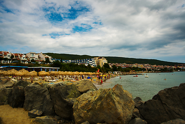 포토 JPG 해외이미지 나무 구름 계절 유럽 모래 바다 여행 자연 하늘 지붕 휴가 휴식 주택 파노라마 그림자 풍경 사람없음 야외 건물 물 여름 파란색 태양 맑음 검은색 성자 정상 그늘 휴양지 머리위 장면 타운 불가리아 이국적 파라다이스 해외202008 해외포토 자연요소 식물 건축물 나라 종교 컬러 컨셉 날씨 촬영기법 장소 도시 생태계 파일형식 남유럽