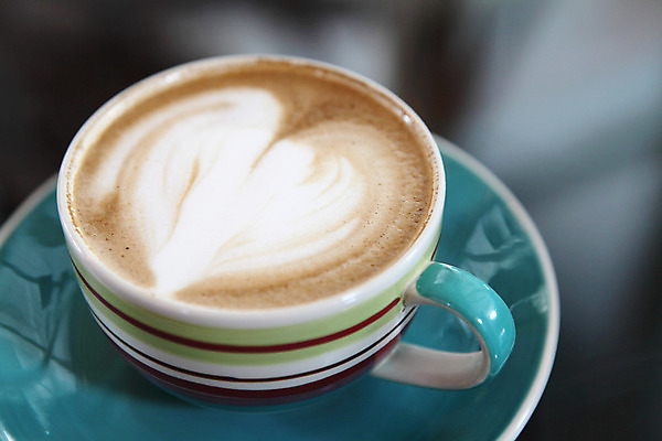 포토 JPG 해외이미지 실내 사람없음 커피잔 컵받침 카푸치노 라떼아트 해외202008 해외포토 커피 잔 내부 받침대 그림 라떼 파일형식