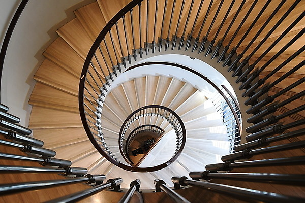 포토 JPG 해외이미지 모양 디자인 백그라운드 패턴 곡선 건축양식 호텔 추상 주택 실내 나선형 미술 사람없음 내부 건물 목재 가로 계단 탑 검은색 방 소용돌이 흰색 도시 원형 로마 아래 묘사 질감 회전 기하학 통과 단계 대칭 옛날 최면 스타일 해외202008 해외포토 도형 나무 건축물 건축 선 컬러 무늬 재료 숙소 문화예술 이탈리아 회오리 방향 위치 파일형식