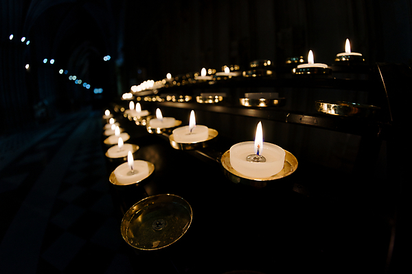 포토 JPG 해외이미지 기독교 종교 오렌지 촛불 불 불꽃 실내 따뜻함 사람없음 파란색 빛 성당 교회 믿음 금속 어둠 희망 추위 기도 뜨거움 예수 보호 야간 타일 보케 신성 연소 광 놋쇠 숭배 신앙심 왁스 화상 해외202008 해외포토 자연요소 감정 컬러 컨셉 과일 초 종교건축 재질 내부 건물 신_종교 상처 파일형식