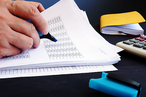 포토 JPG 해외이미지 손 비즈니스 신체부위 금융 비즈니스맨 책상 분석 회계 분석가 세금 프로젝트 해외202008 해외포토 직업 남자 가구 컨셉 사람 경제 직장인 파일형식