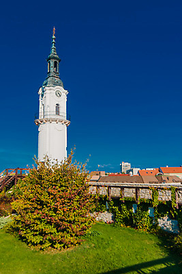 포토 JPG 해외이미지 유럽 벽 시계 여행 건축양식 하늘 지붕 불 휴가 거리 사람없음 건물 파란색 빛 여행객 탑 흰색 시골 도시 역사 묘사 타운 헝가리 옛날 해외202008 해외포토 자연요소 건축물 건축 나라 컬러 사람 동유럽 파일형식
