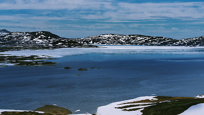 포토 JPG 해외이미지 구름 공원 유럽 호수 여행 자연 하늘 산 파노라마 노르웨이 국립공원 풍경 사람없음 야외 초록색 물 여름 파란색 계곡 얼음 하이킹 바위 장면 북쪽 스칸디나비아 전국 절정 해외202008 해외포토 자연요소 계절 공공시설 나라 컬러 레저 촬영기법 돌_바위 방향 생태계 파일형식