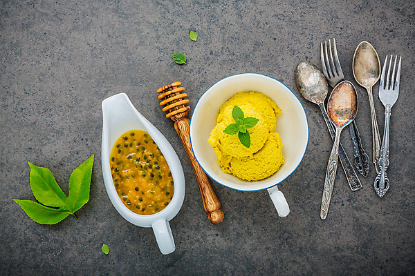 포토 JPG 해외이미지 음식 포크 과일 아이스크림 사람없음 숟가락 달콤 젤라또 패션후르츠 해외202008 해외포토 식기 디저트 수저 맛 열대과일 파일형식