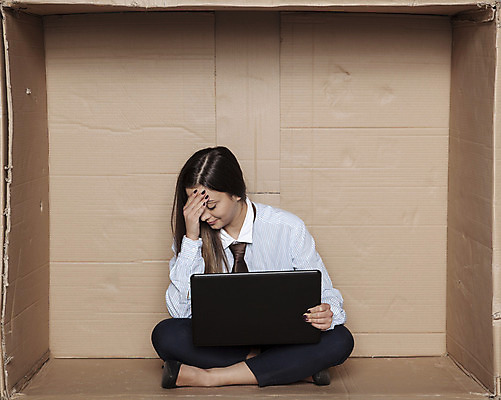 포토 JPG 해외이미지 전신 백인 여자 한명 성인 앞모습 노트북 상자 사무실 업무 비즈니스우먼 가부좌 갇힘 답답함 성인여자한명만 해외202008 해외포토 서양인 1 뷰포인트 비즈니스 모션 사람 앉기 전자제품 작업 직장인 감각 여자한명만 성인여자만 파일형식