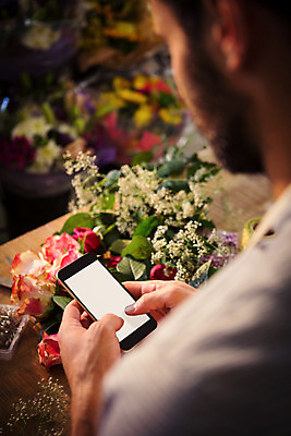 포토 JPG 해외이미지 백인 남자 꽃 탁자 실내 한명 들기 20대 성인 앞모습 스마트폰 스크린 꽃집 통화 보여주기 성인남자한명만 해외202008 해외포토 서양인 식물 1 뷰포인트 가구 모션 사람 청년 내부 핸드폰 스마트기기 상점 남자한명만 성인남자만 파일형식