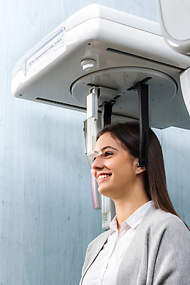 포토 JPG 해외이미지 얼굴 엑스레이 건강 파노라마 치과 병원 실험 한명 치료 3D 건강관리 디지털 기계 장비 시험 환자 공구 입 치아 질병 캐비닛 치과의사 돌봄 치아교정 해외202008 해외포토 1 교육 의학 모션 촬영기법 관리 사람 신체부위 의사 도구 소화기관 사물함 디지털합성 교정 파일형식