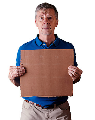 포토 JPG 해외이미지 백인 남자 포스터 백그라운드 간판 한명 서기 사람 성인 공백 흰색 표현 잡기 판넬 메시지 60대 자르기 실업 사회이슈 사인 흰배경 공지사항 판지 고립 카피스페이스 해외202008 해외포토 서양인 1 노년 컬러 컨셉 비즈니스 모션 파일형식