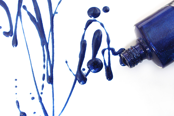 포토 JPG 해외이미지 손 백그라운드 유리 사람없음 파란색 빛 컬러풀 유행 상점 페인트 화장품 흐름 흰색 붓 못 화려 액체 클래식 떨어짐 상품 컨테이너 손톱관리 오브젝트 매니큐어 만들기 광택 애국심 고립 돌봄 스타일 해외202008 해외포토 산업 컬러 컨셉 모션 재질 신체부위 뷰티 공구 네일아트 파일형식